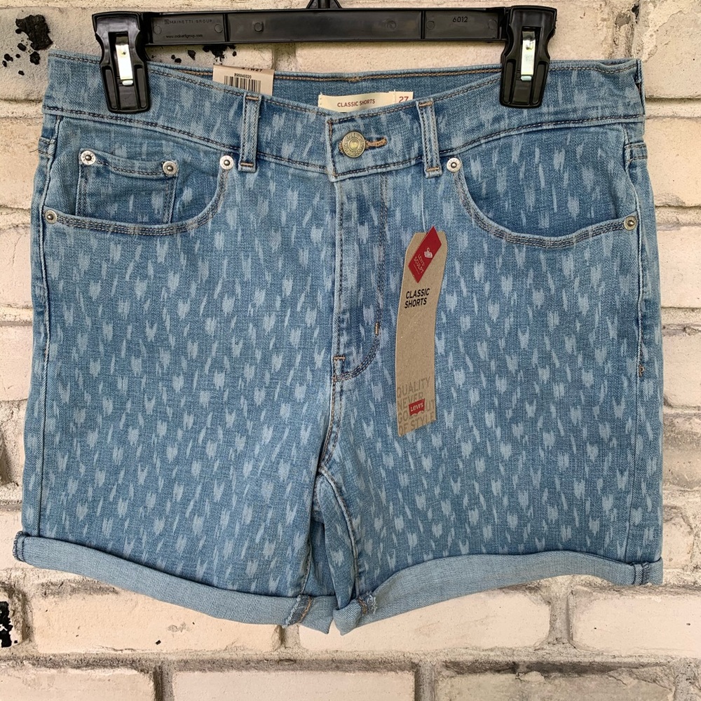 Levi’s mid rise classic jean shorts. NWT
